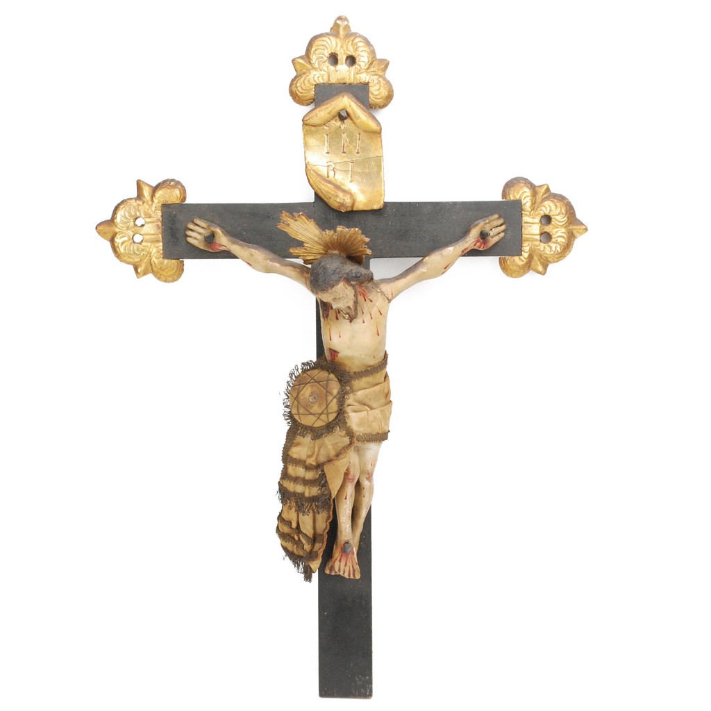 CRISTO DE TRES CLAVOS en madera policromada. Circa 1800. Medidas Cruz 50 x 36 cms. Precio salida