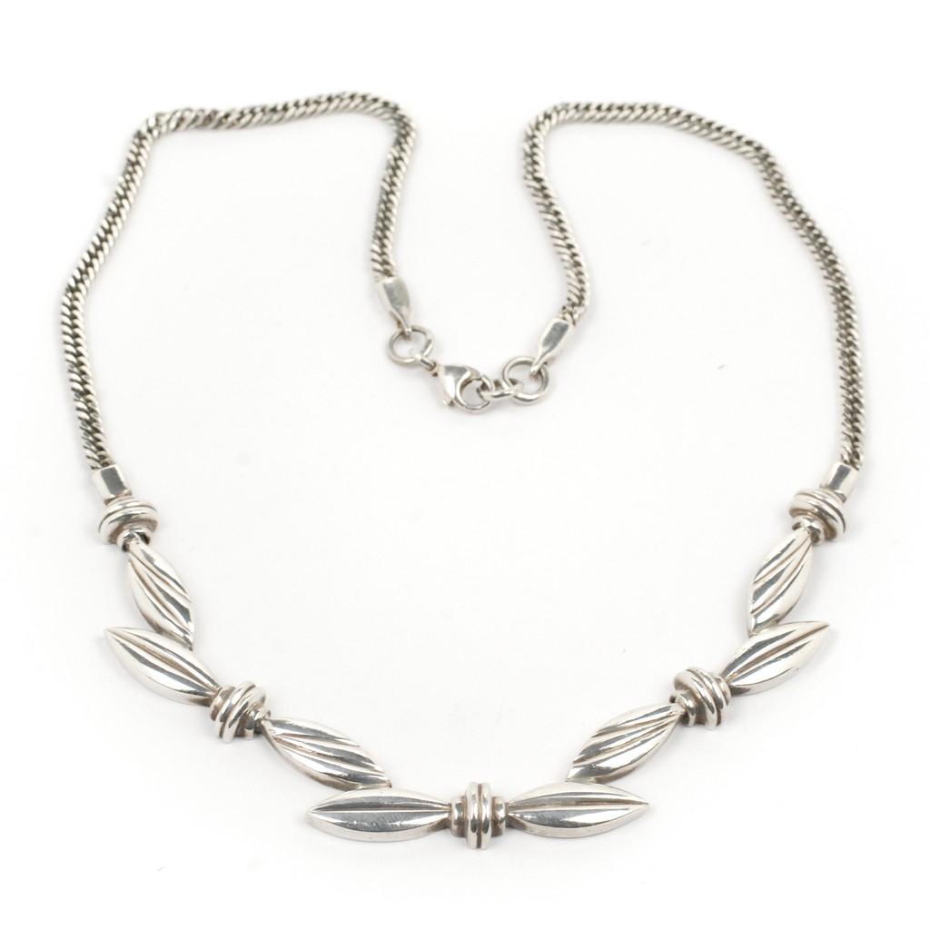 COLLAR "" LAZOS"" DE PLATA Peso 33,4 gr. Precio salida 90 Euros