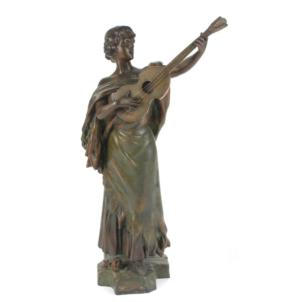 DAMA CON GUITARRA en calamina. Sellos de fundicion franceses. Altura 45 cms. Precio salida 150