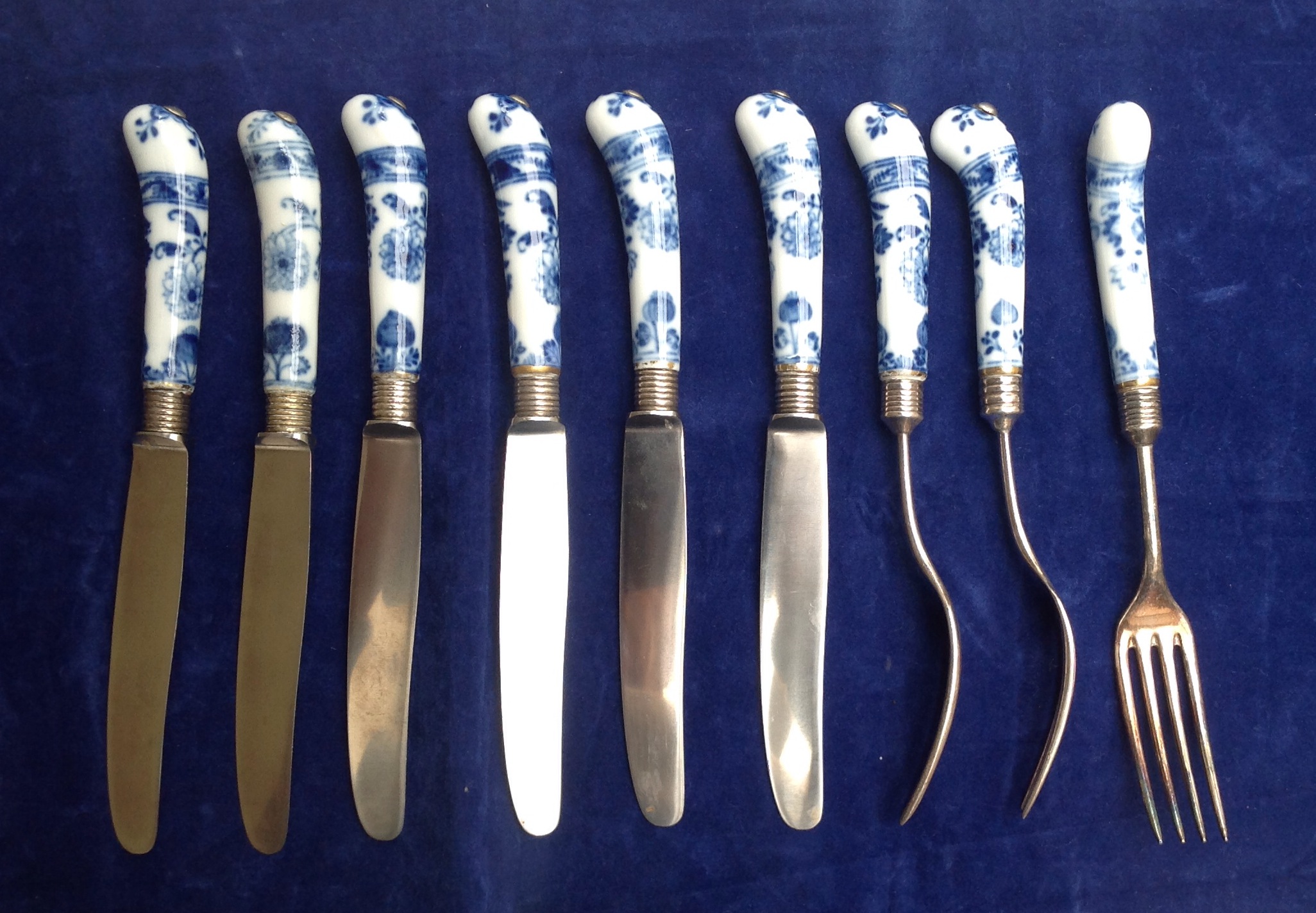 A SET OF 18TH CENTURY BLUE AND WHITE PORCELAIN HANDLED CUTLERY Comprising six knives and forks, each