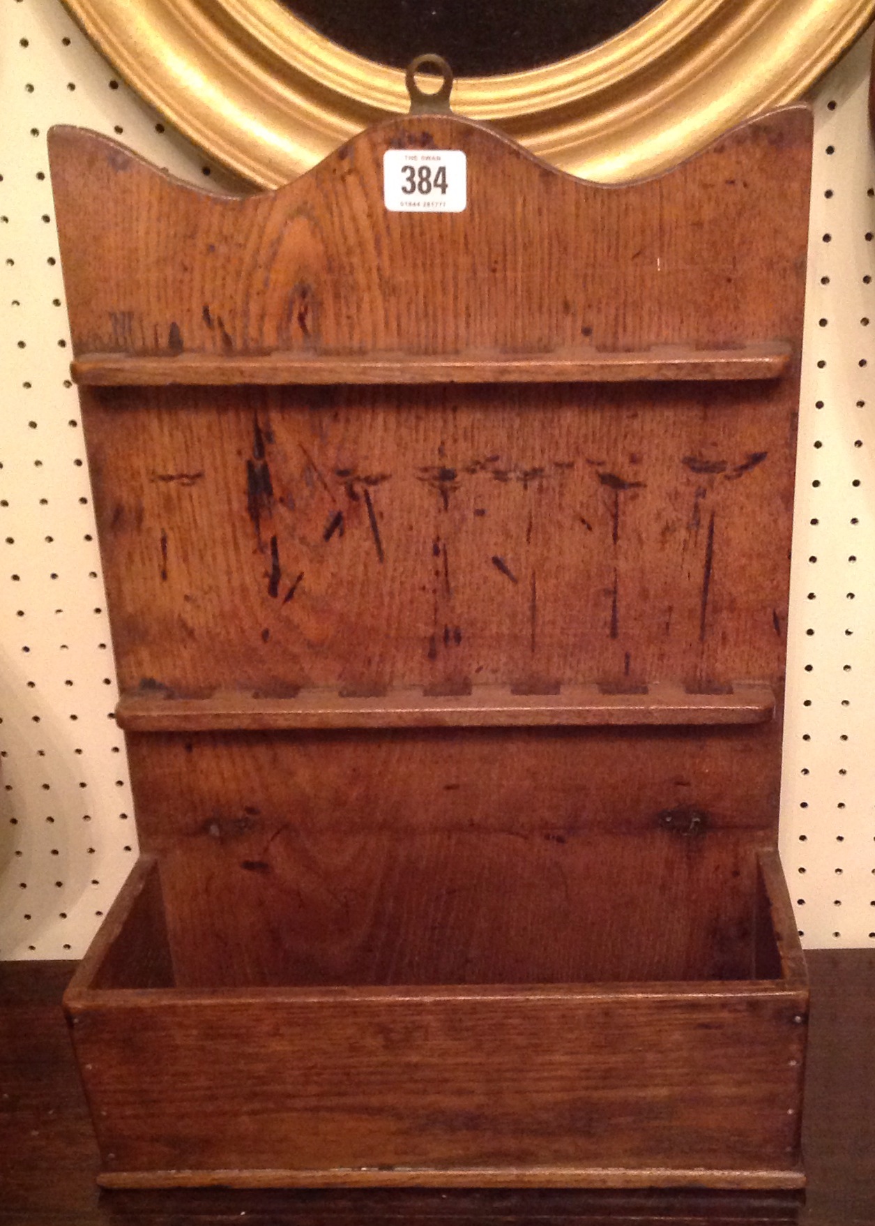 AN ANTIQUE WALL HANGING OAK CUTLERY RACK.