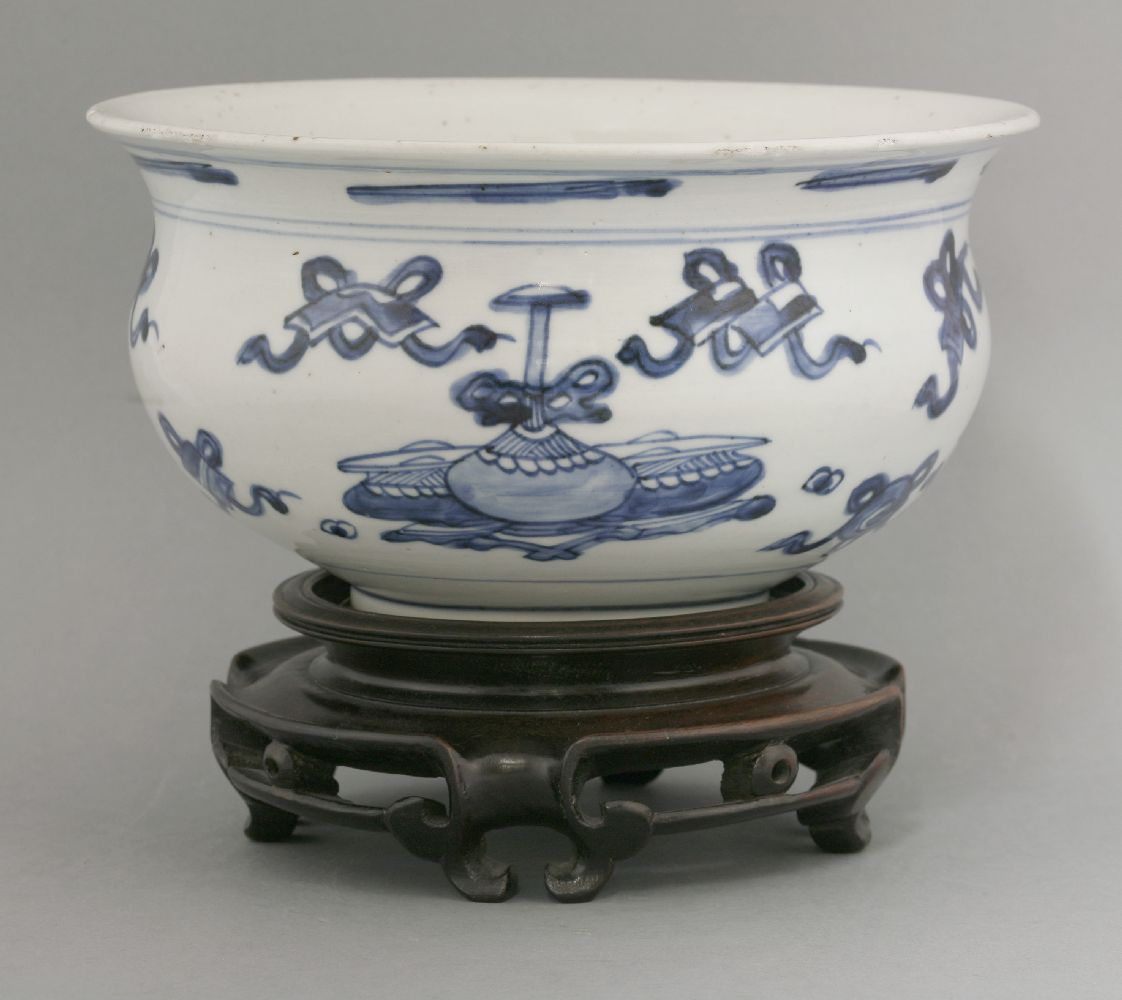 A blue and white Censer, mid 17th century, painted in underglaze blue with precious objects, minor - Image 2 of 4