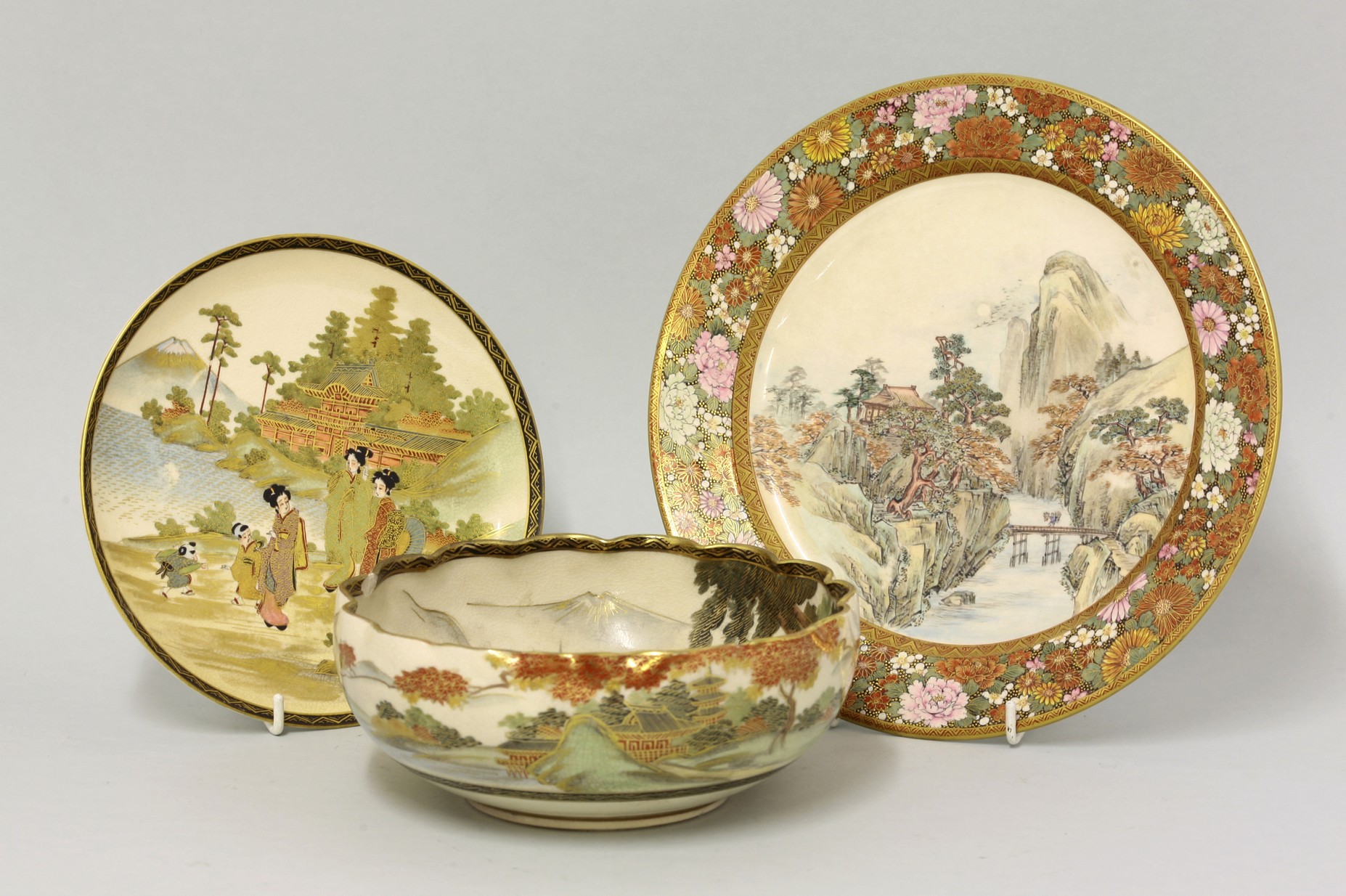 An unusual Plate,
c.1900, well painted in Chinese style with a mountainous landscape within a