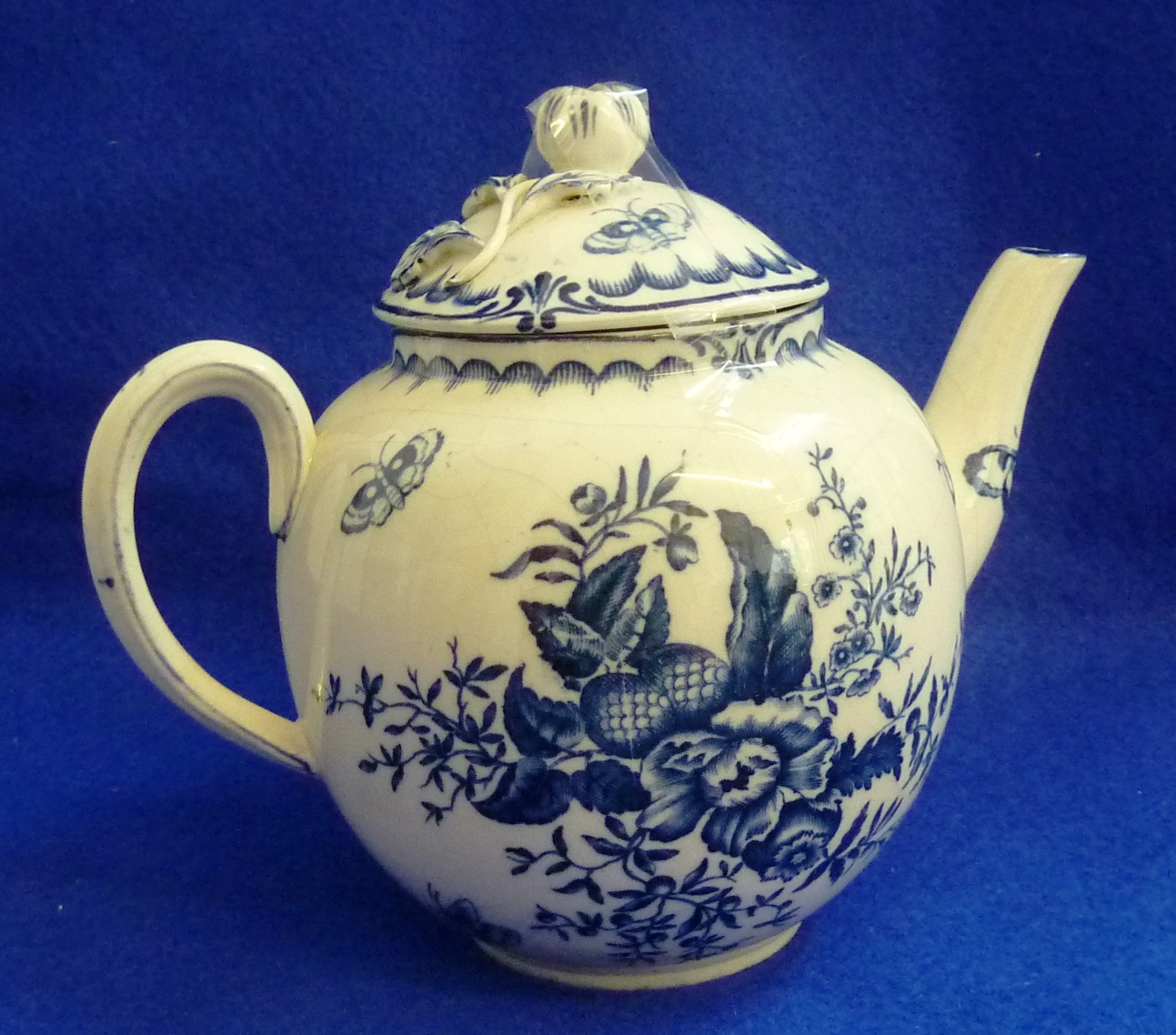 An 18th Century Worcester style Tea Pot and Cover (restorations, cracks and glaze crazing), hand