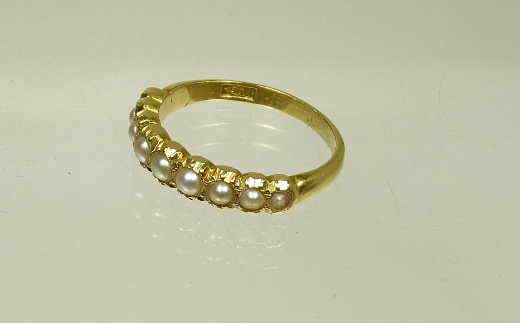 An 18ct gold and seed pearl ring