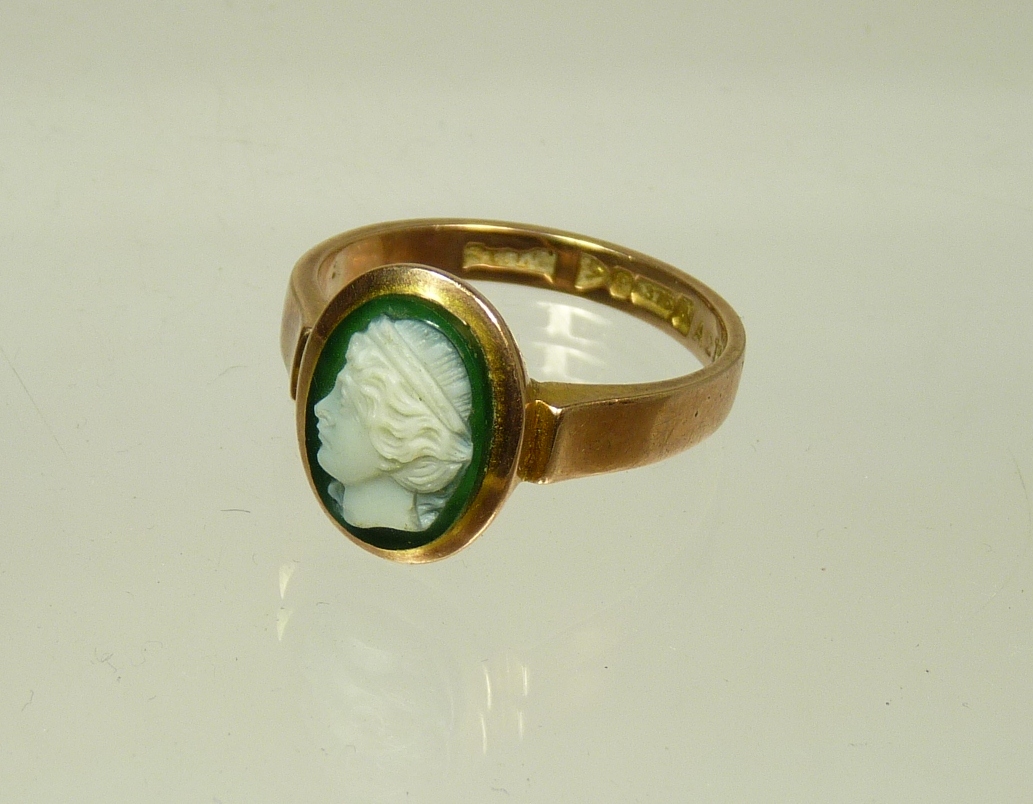 A large 9ct rose gold ring set with green cameo carved with classical head, 5.2g