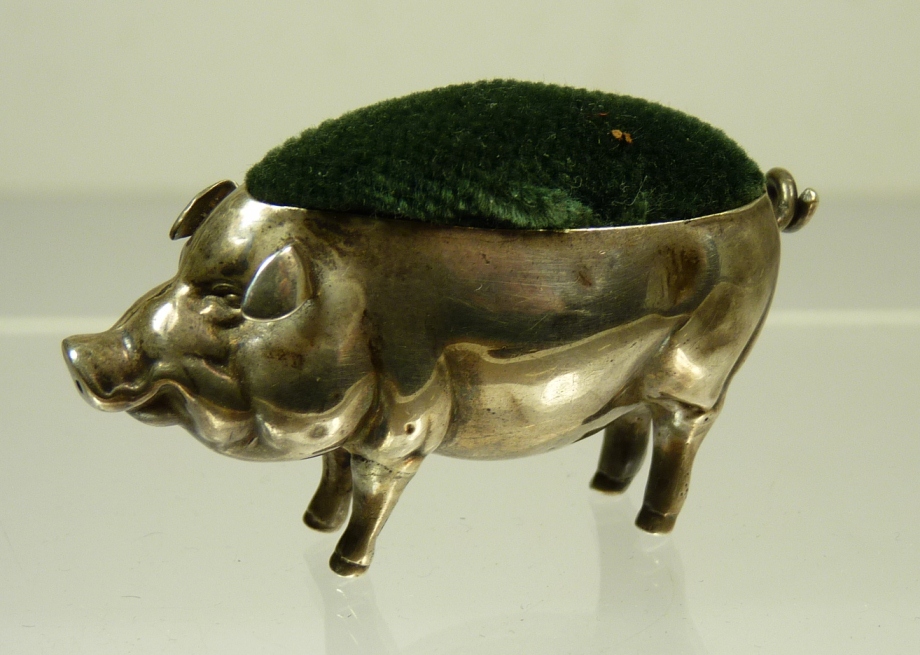 An Edwardian silver pig pin cushion, Birmingham 1903, 3cms high