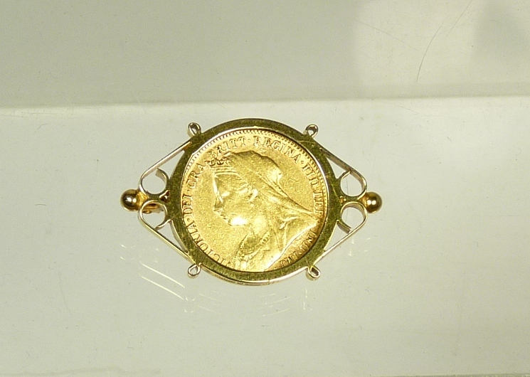 A Victoria 1901 half sovereign in openwork 9ct gold brooch mount, total weight 6.5g