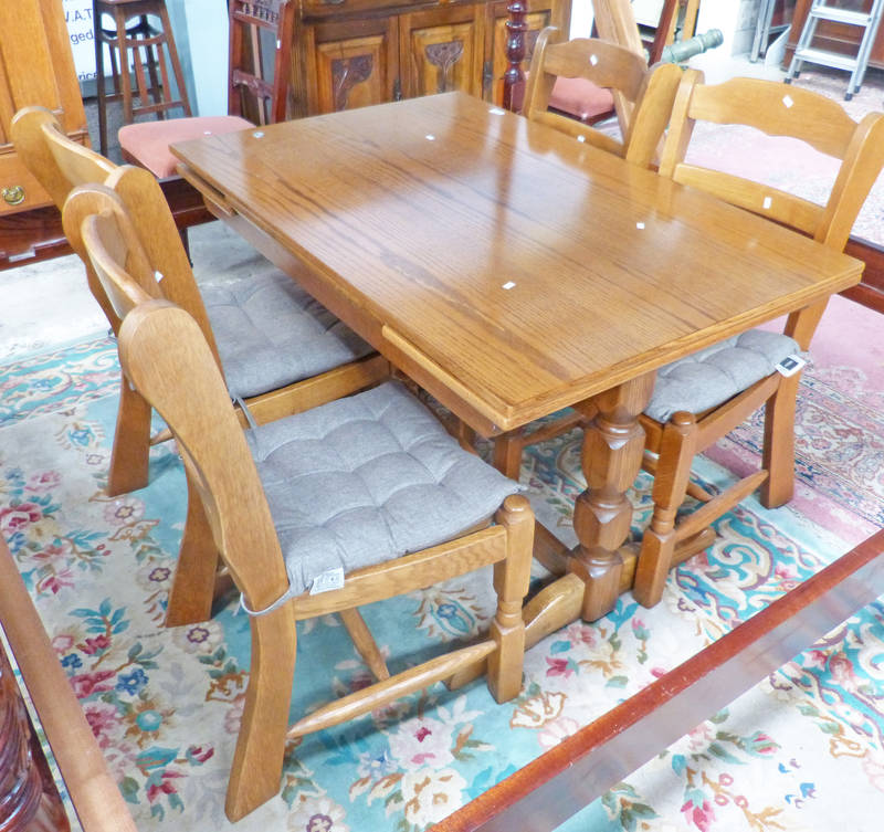 20TH CENTURY OAK PULL-OUT DINING TABLE & SET OF 4 DINING CHAIRS