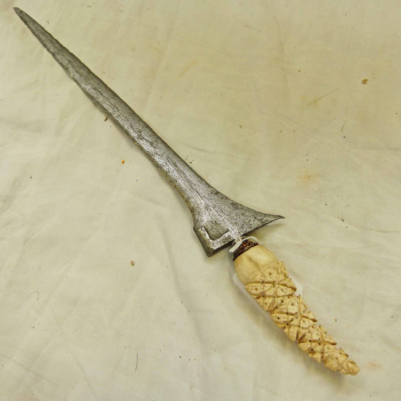MALAYAN PINEAPPLE KRIS WITH STRAIGHT DAMASCUS STEEL BLADE TO A CARVED BONE GRIP IN THE FORM OF A