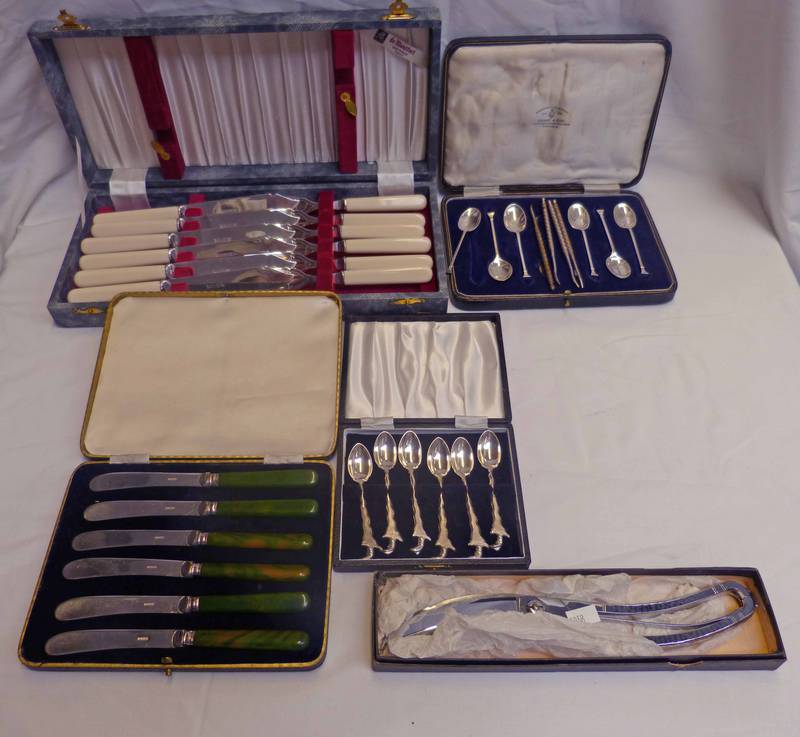 SELECTION OF CASED SILVER PLATE TO INCLUDE TEASPOONS, KNIVES, FISH KNIVES AND FORKS AND CASED SET OF