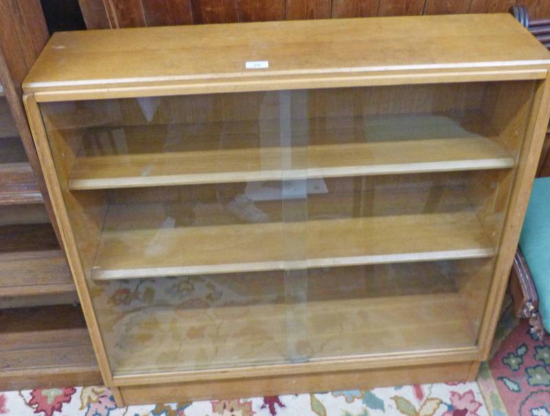 20TH CENTURY OAK BOOKCASE WITH 2 GLASS SLIDING DOORS