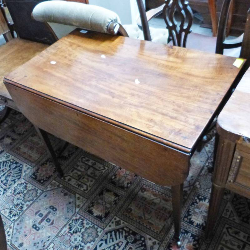 19TH CENTURY MAHOGANY PEMBROKE TABLE ON SQUARE TAPERED SUPPORTS