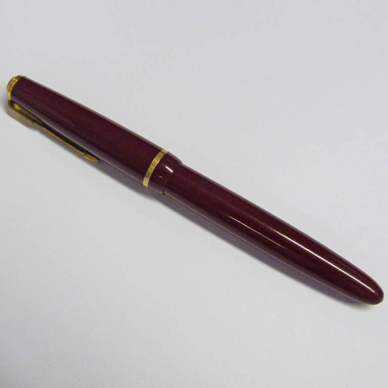 PARKER DUOFOLD FOUNTAIN PEN WITH BURGUNDY RESIN CAP AND BARREL, NIB MARKED 14K 585 10, CAP WITH