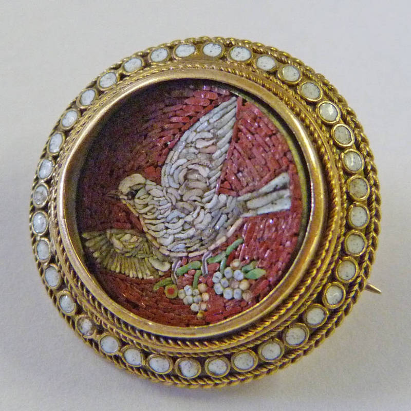 CIRCULAR ENAMEL DECORATED BROOCH WITH MOSAIC BIRD PANEL TO THE CENTRE