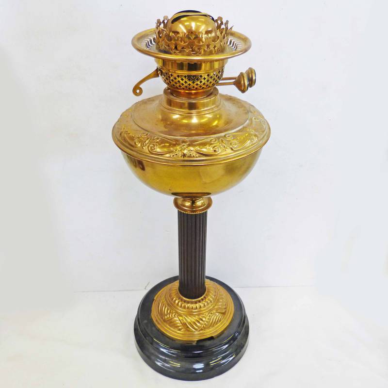 VICTORIAN BRASS OIL LAMP WITH EMBOSSED DECORATION & REEDED COLUMN