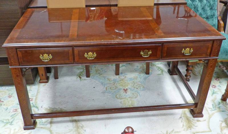 20TH CENTURY MAHOGANY SIDE TABLE WITH 3 DRAWERS ON CARVED SUPPORTS