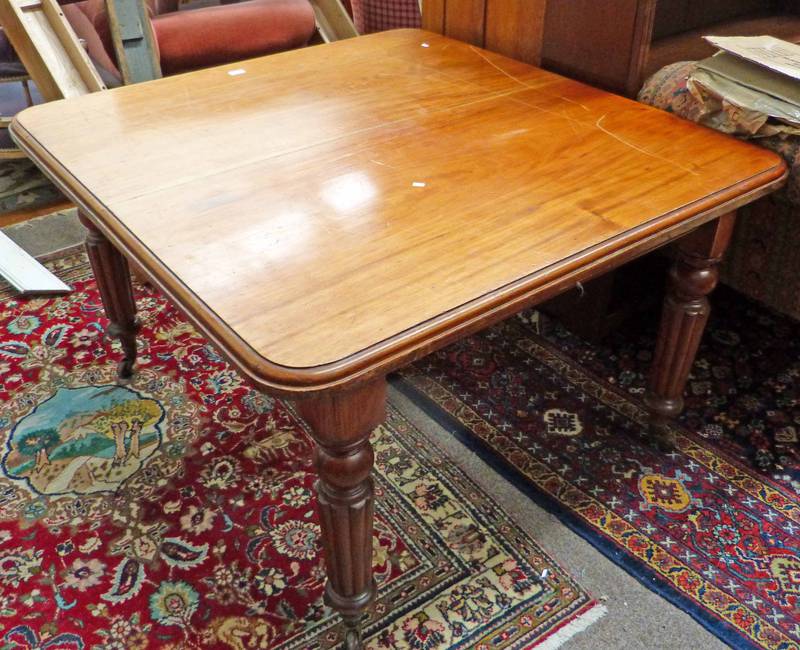 19TH CENTURY MAHOGANY DINING TABLE ON REEDED SUPPORTS