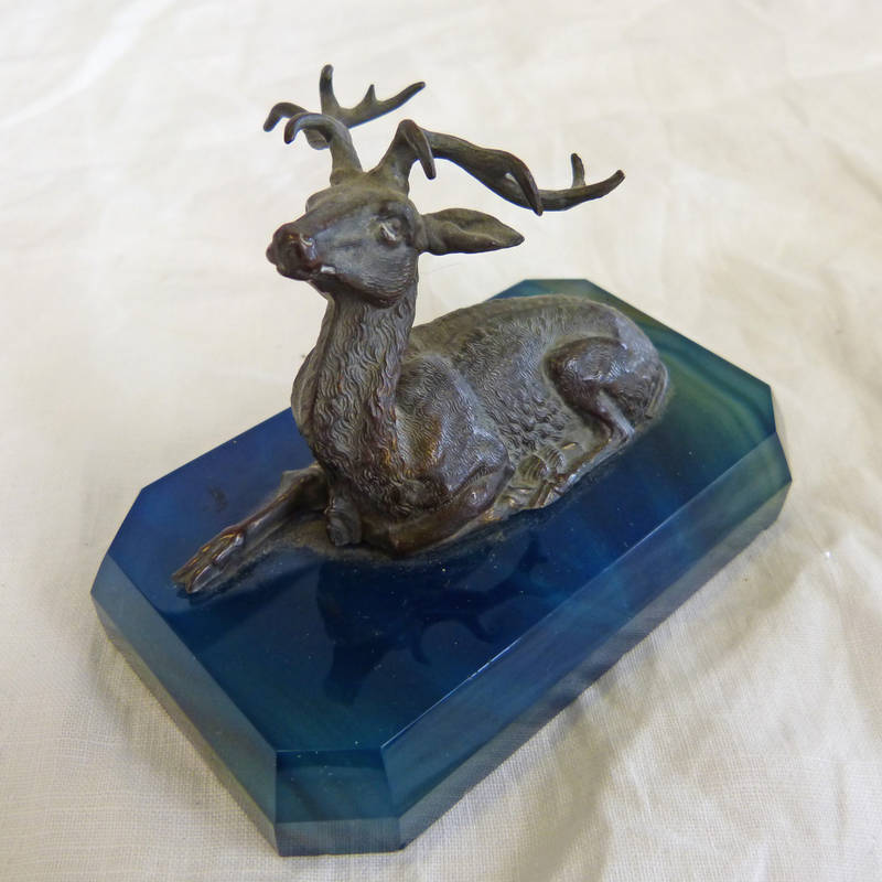 LATE 19TH/EARLY 20TH CENTURY BRONZE DESK TOP FIGURE OF RECLINING STAG ON A BLUE BANDED AGATE BASE