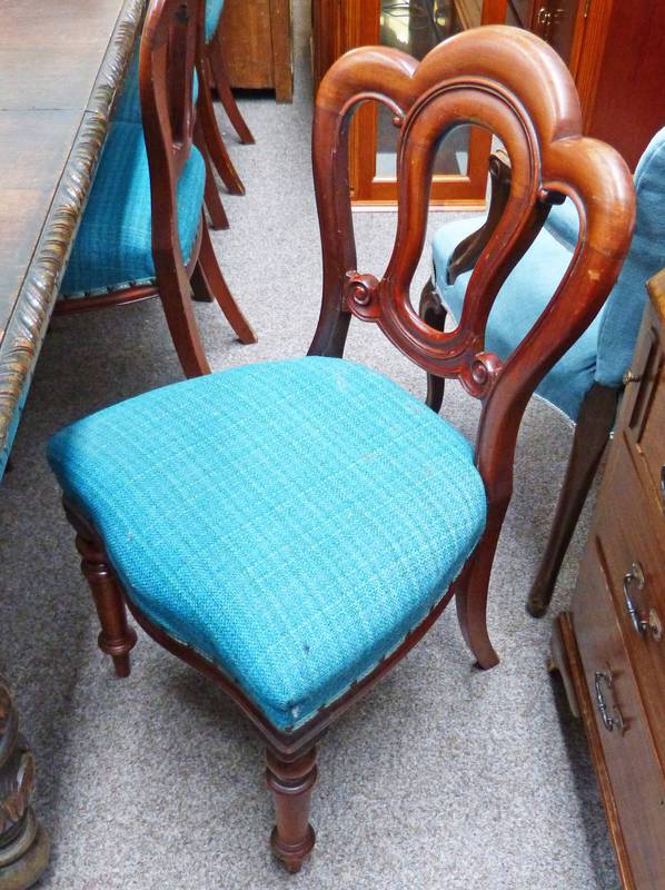 SET OF 4 19TH CENTURY MAHOGANY DINING CHAIRS WITH SHAPED BACKS & TURNED SUPPORTS