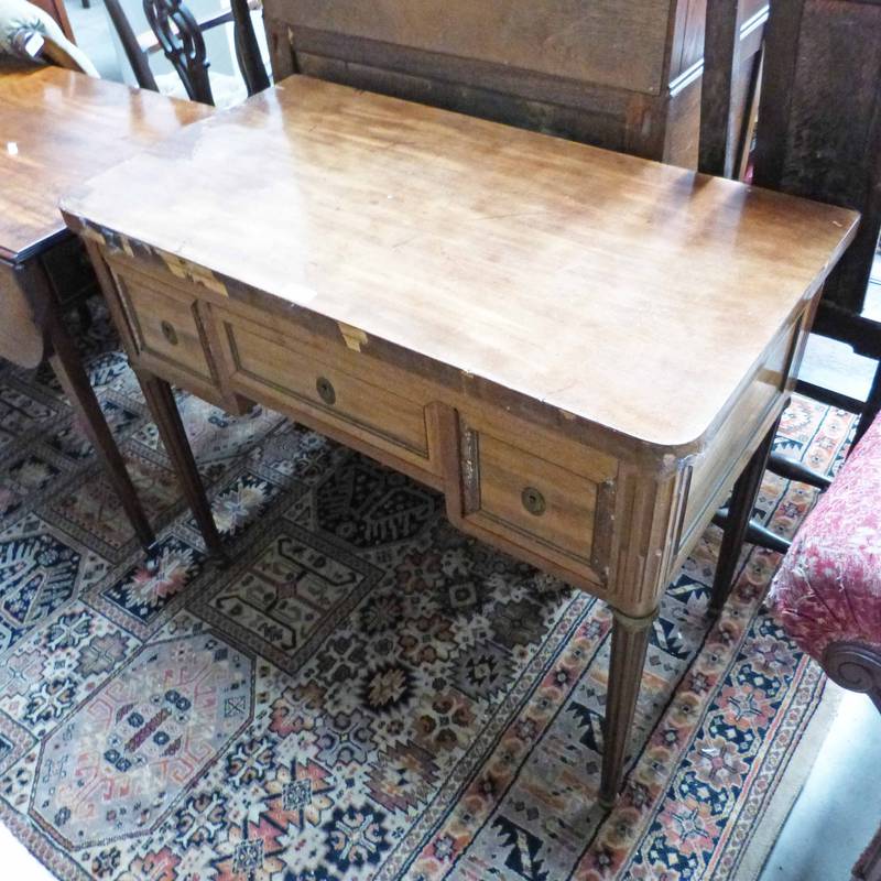 19TH CENTURY MAHOGANY WASHSTAND WITH LIFT UP TOP OPENING TO MARBLE TOP ON REEDED SUPPORTS