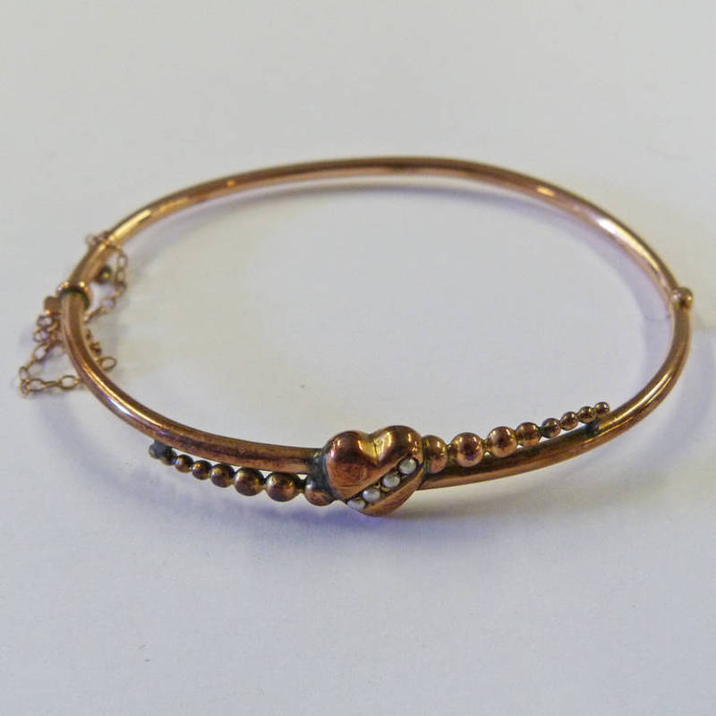 9CT GOLD HINGED BANGLE SET WITH SEED PEARLS