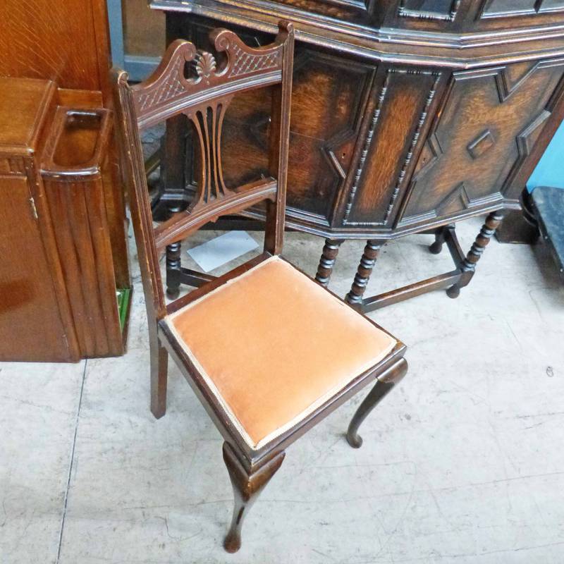 PAIR OF EARLY 20TH CENTURY MAHOGANY HAND CHAIRS ON QUEEN ANNE SUPPORTS