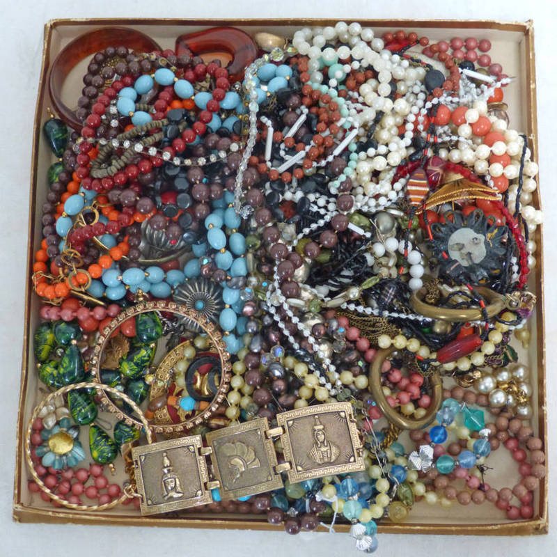 GOOD SELECTION OF COSTUME JEWELLERY INCLUDING VARIOUS NECKLACES, BANGLES ETC