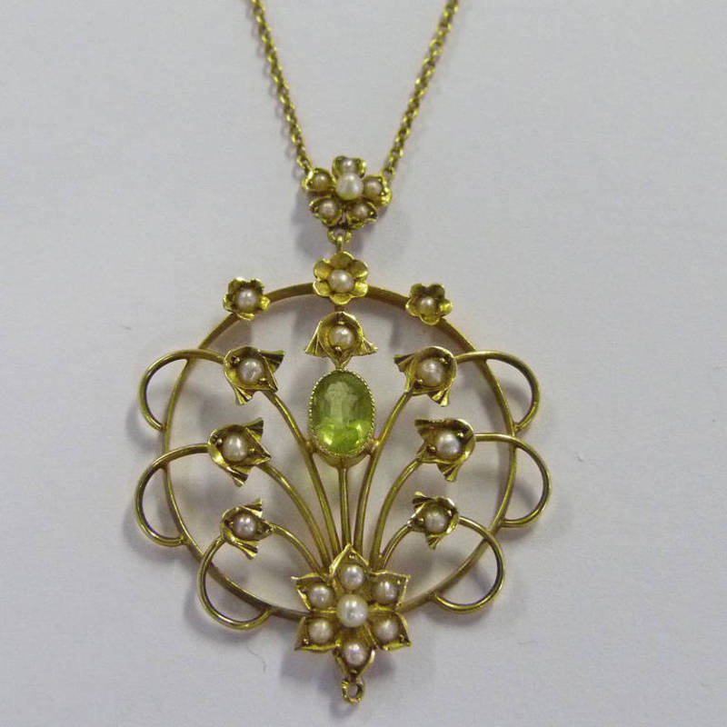 PEARL & PERIDOT PENDANT MARKED 9CT ON FINE CHAIN