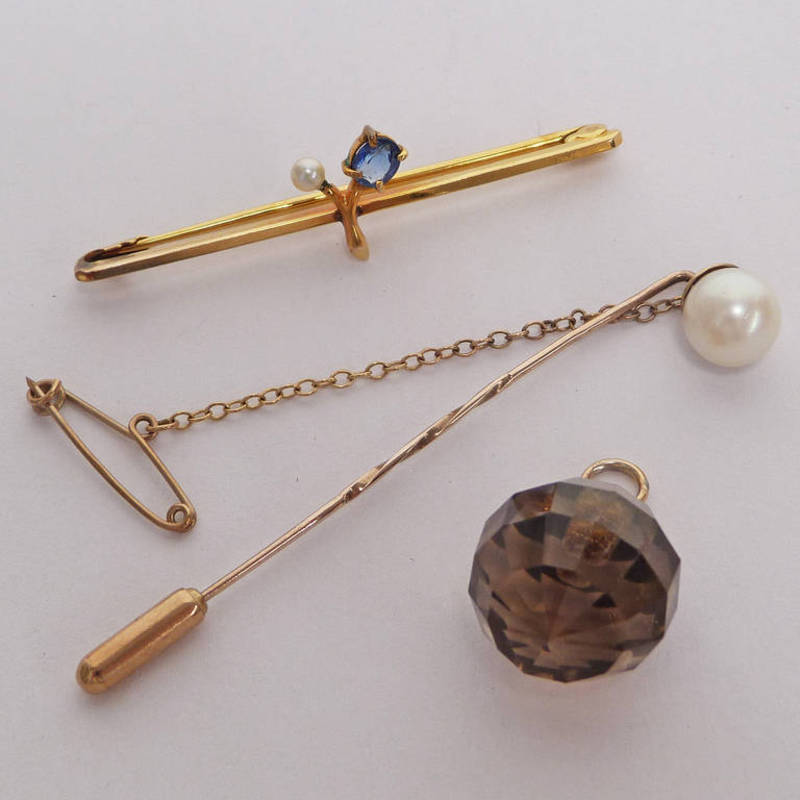 SAPPHIRE AND CULTURED PEARL BROOCH & CULTURED PEARL TIE PIN & CITRINE SET PENDANT