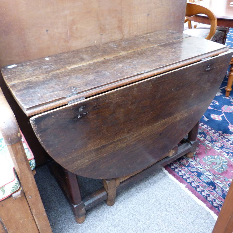 EARLY 19TH CENTURY OAK GATELEG TABLE WITH TURNED SUPPORTS