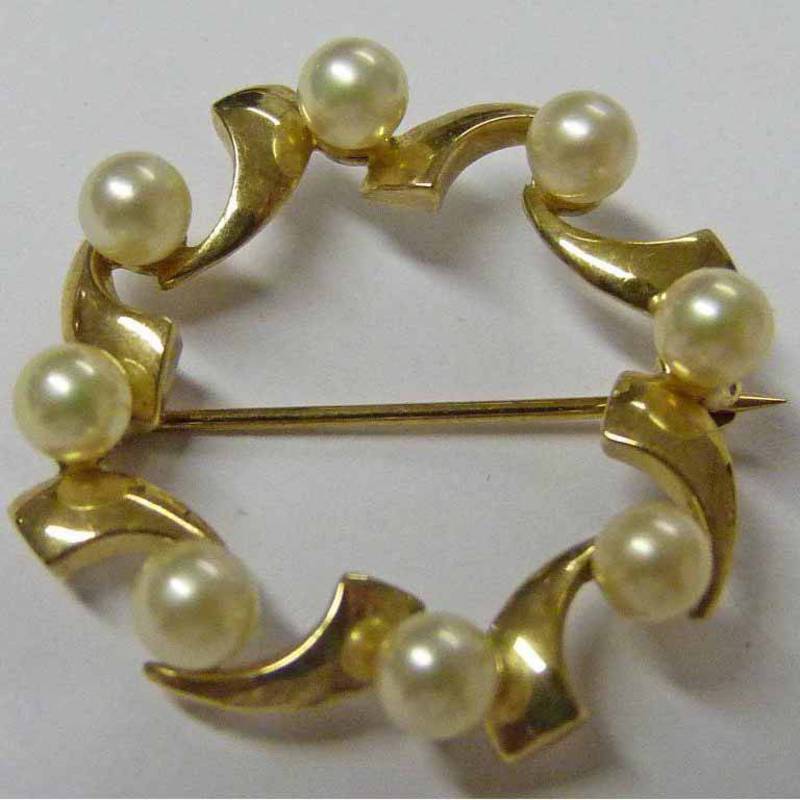 CULTURED PEARL SET CIRCULAR BROOCH IN 9CT GOLD SETTING