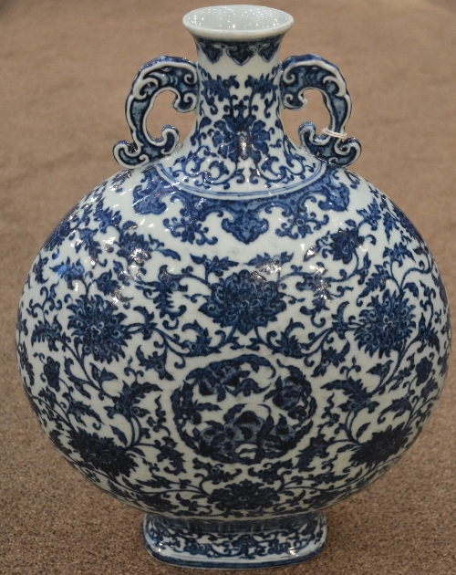 A Chinese Porcelain Moon Flask, Qianlong reign mark but not of the period, with twin scroll - Image 16 of 19