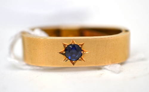 A scarf pin, set with a round mixed cut sapphire in a yellow polished sprung setting Good