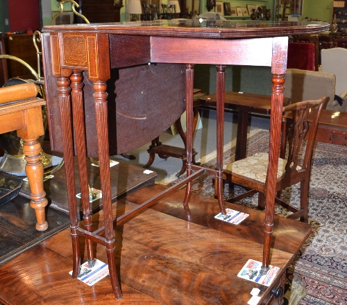 An Edwardian mahogany Sutherland table, 61cm wide