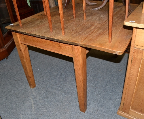 A Victorian pine kitchen table fitted one drop leaf, 119cm long