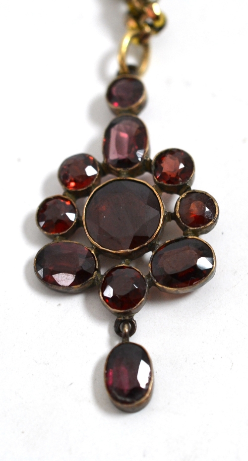 A garnet set pendant on belcher chain