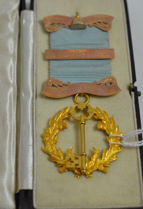 A 9ct gold Masonic medal