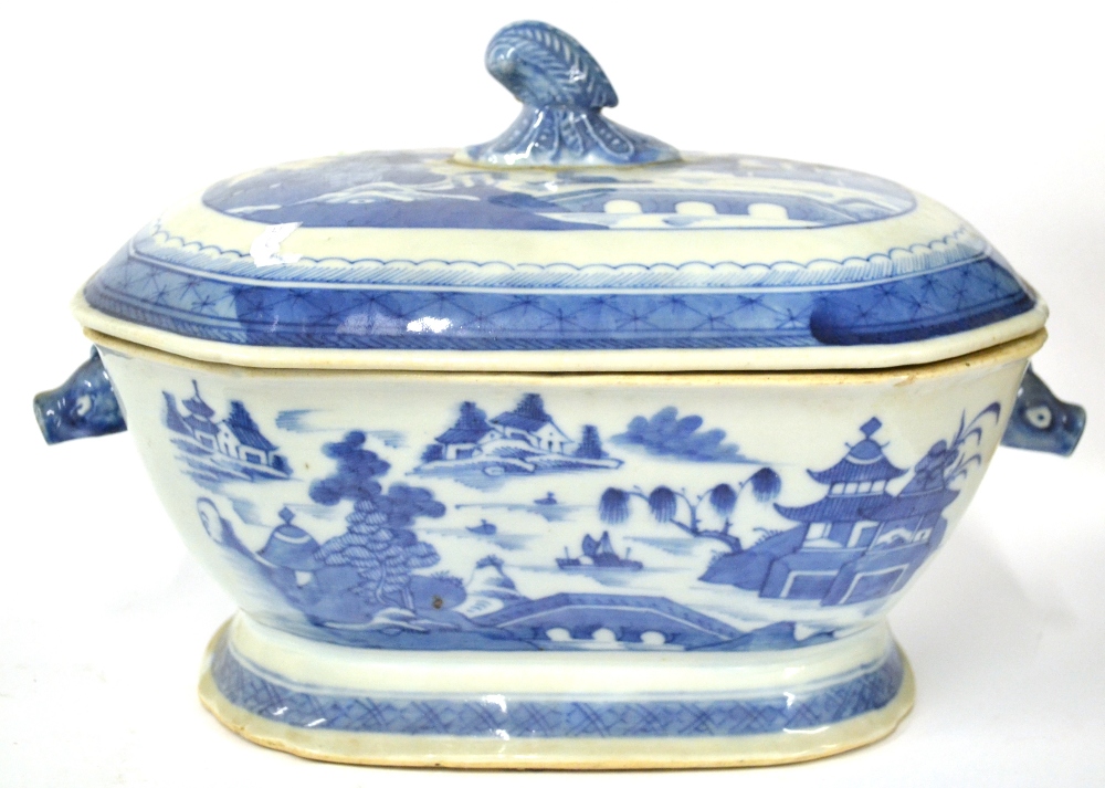 A Chinese Porcelain Soup Tureen and Cover, en suite to the preceding lot, 33cm wide