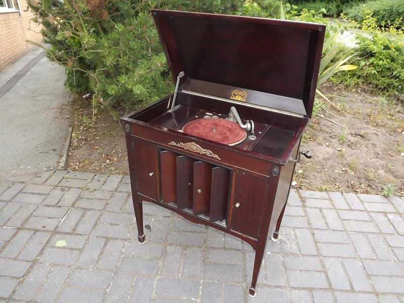 A Columbia Grafonola floor standing gramophone in mahogany cabinets 85cm (h) x 75 (w) x 48cm (d).