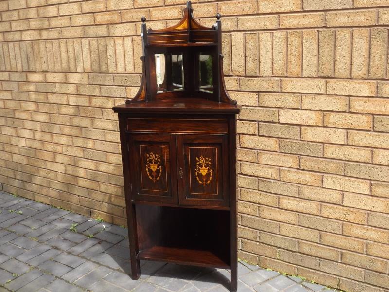 A good Edwardian corner display cabinet, 143 cm x 48 cm x 48 cm - Est £80 - £120