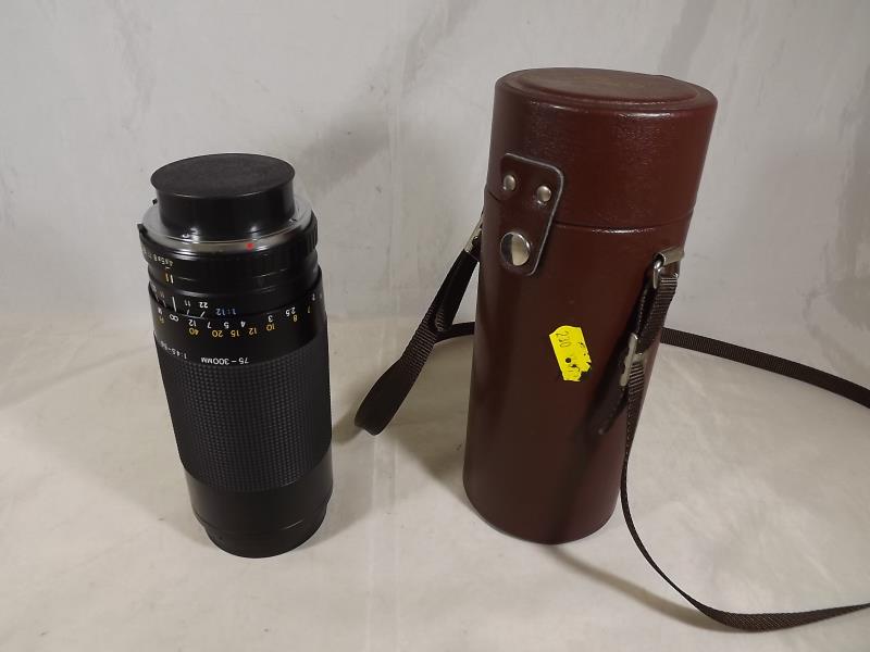 Photography - a Carl Zeiss Jena lens F=75~300 mm 1:4.5~5.6 MC macro serial no MD94212371, cased