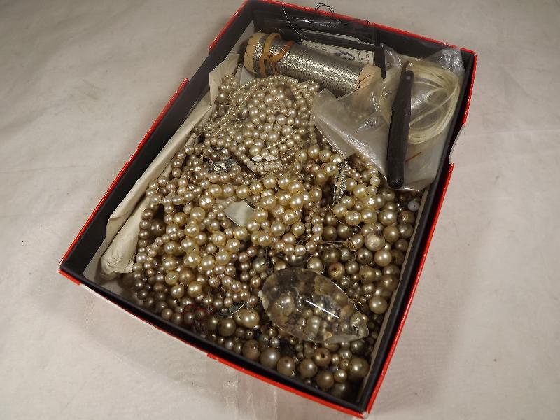 A large quantity of pearls to include sea pearls, fresh water pearls and a quantity of beading
