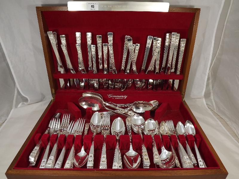 Community by Oneida, cased canteen of cutlery