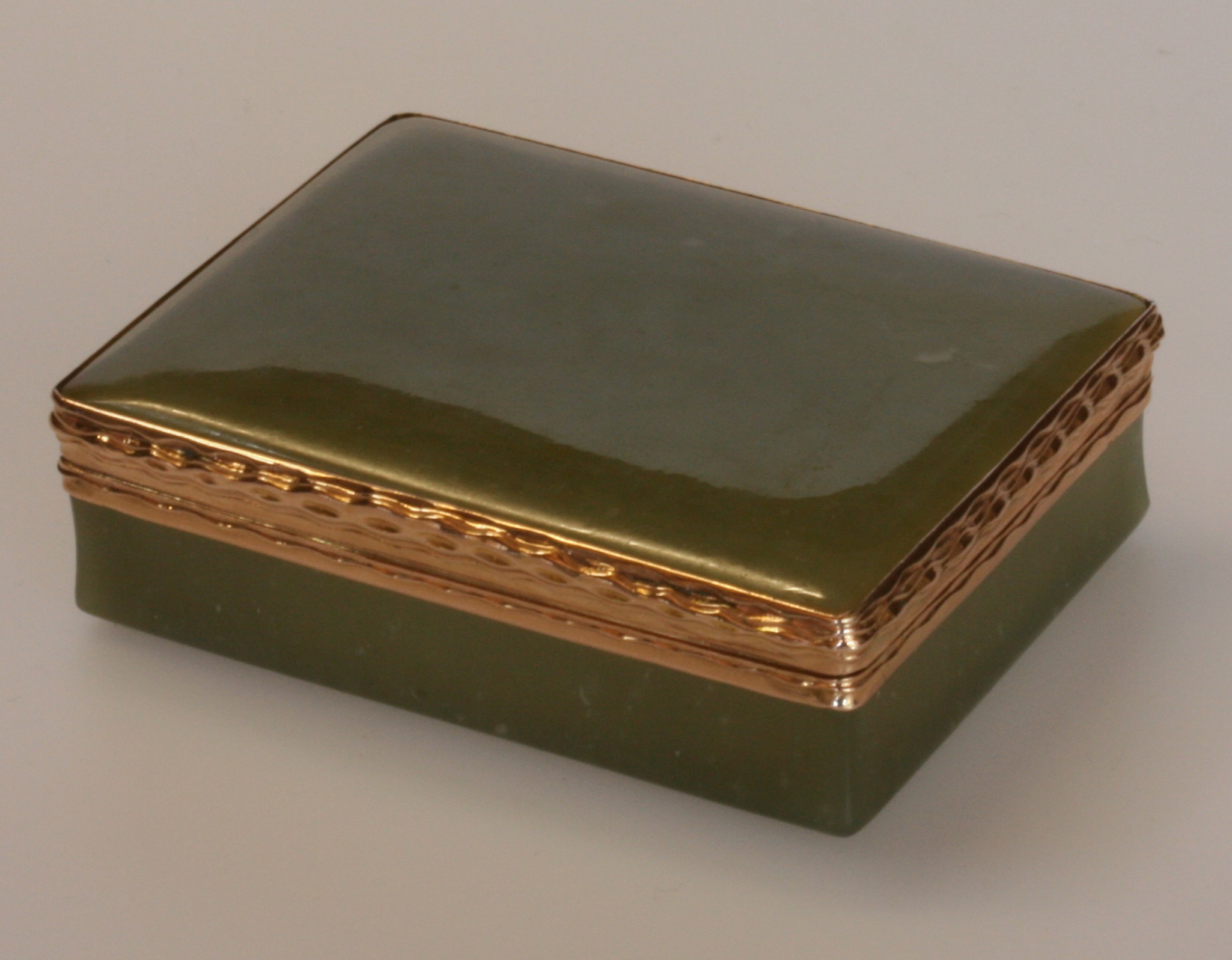 A Fine Gold and Green Jasper Gentleman's Snuff Box. Circa 1780. Possibly made in Dresden. Of