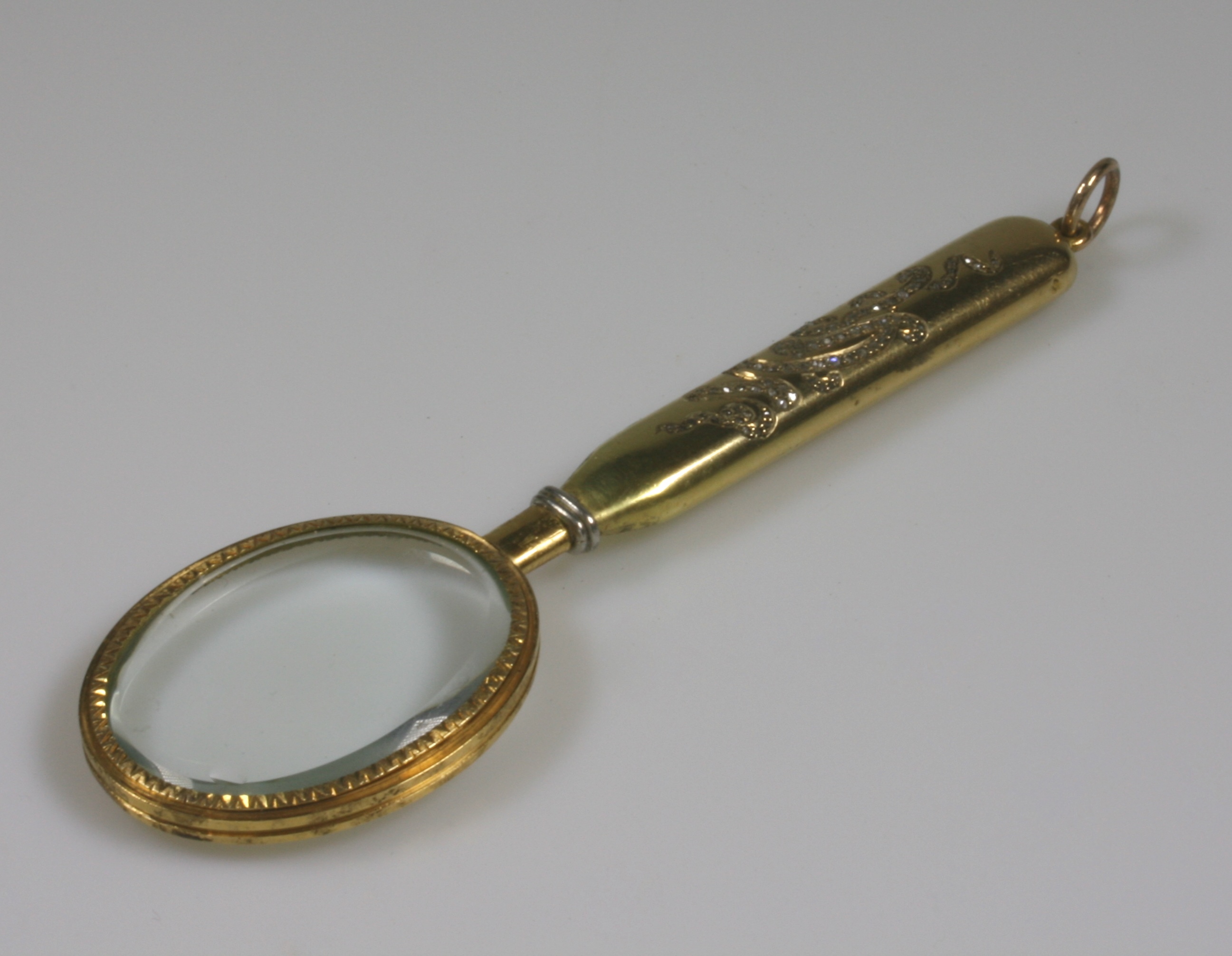 A Fine High Carat Yellow Metal and Diamond Set Magnifying Glass. 19th century. 11cm long.