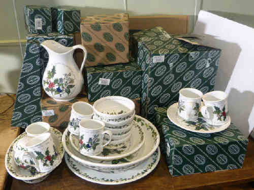 Large collection of Portmeirion 'Holly & Ivy' china including cups, bowls, soup tureen, salad