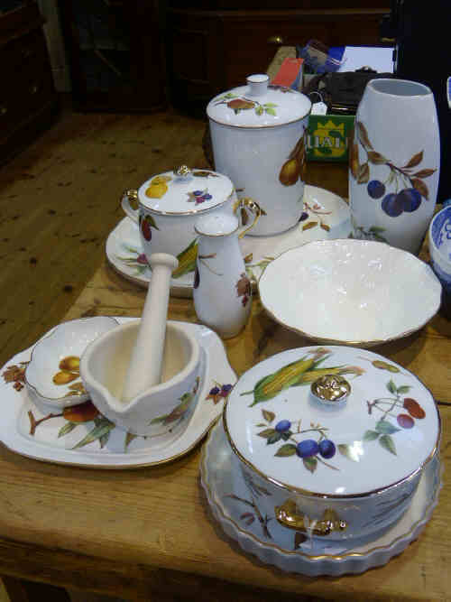Collection of Royal Worcester 'Evesham' pattern wares and a Royal Worcester 'Fern Leaf' bowl (11)