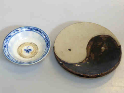 Eastern blue and white glazed shallow bowl, together with Airedale pottery dish (2)