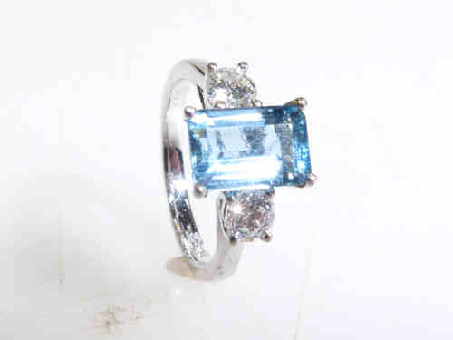 Aquamarine and diamond ring, stamped '750'